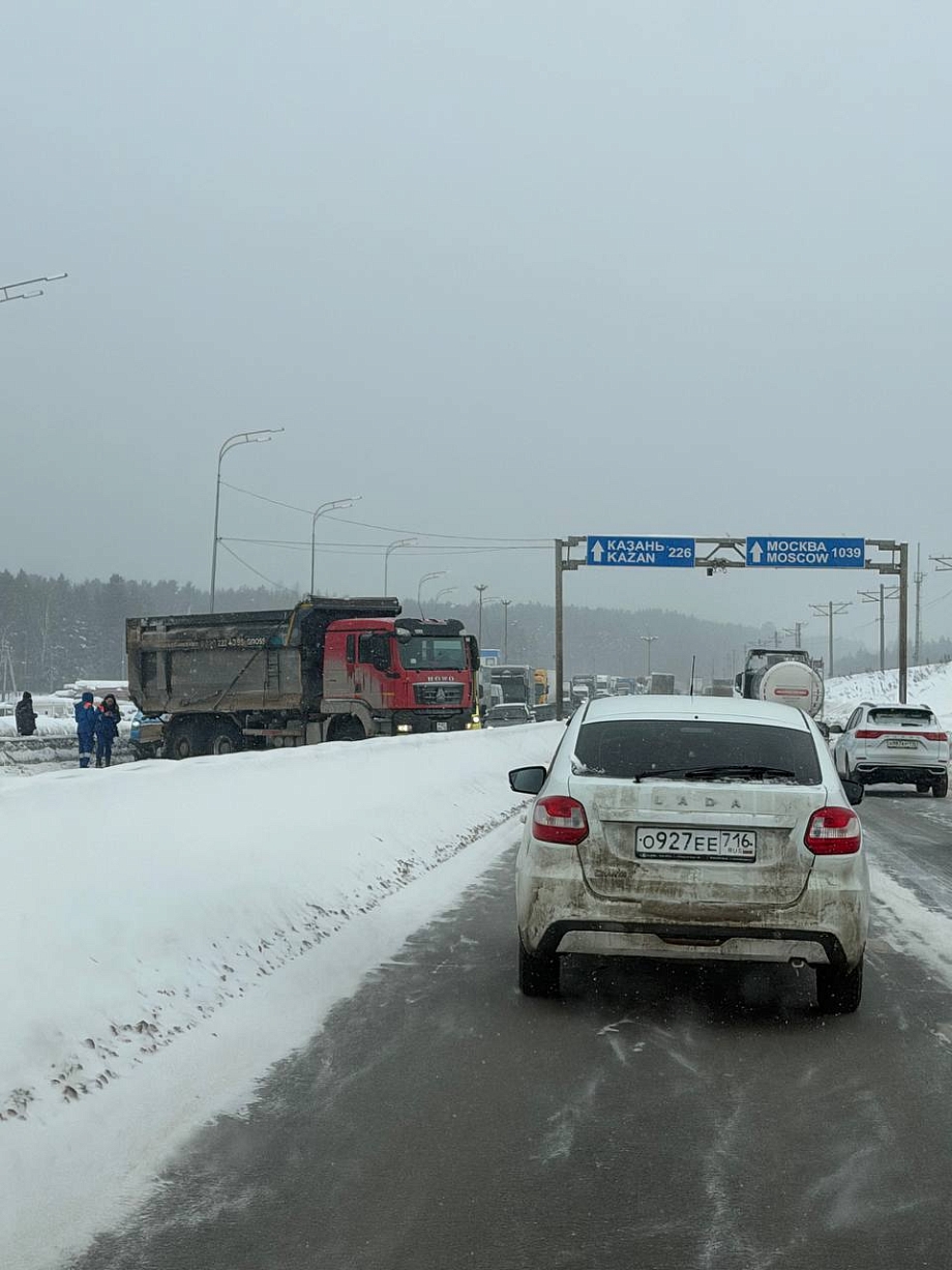 Многокилометровая пробка образовалась на въезде в Челны из-за ДТП с грузовиками