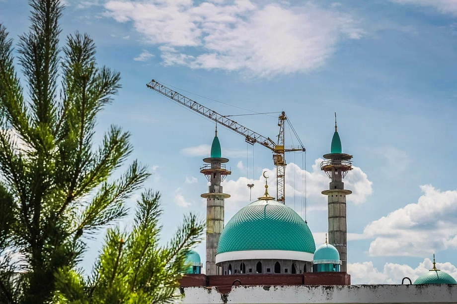Фото: на центральный купол мечети «Джамиг» установили полумесяц
