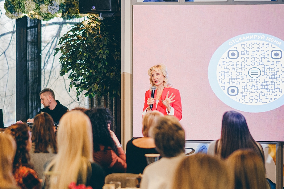 Встреча «Про это» с Тановой: зачем Дарина удалила из зала фотографа и оператора