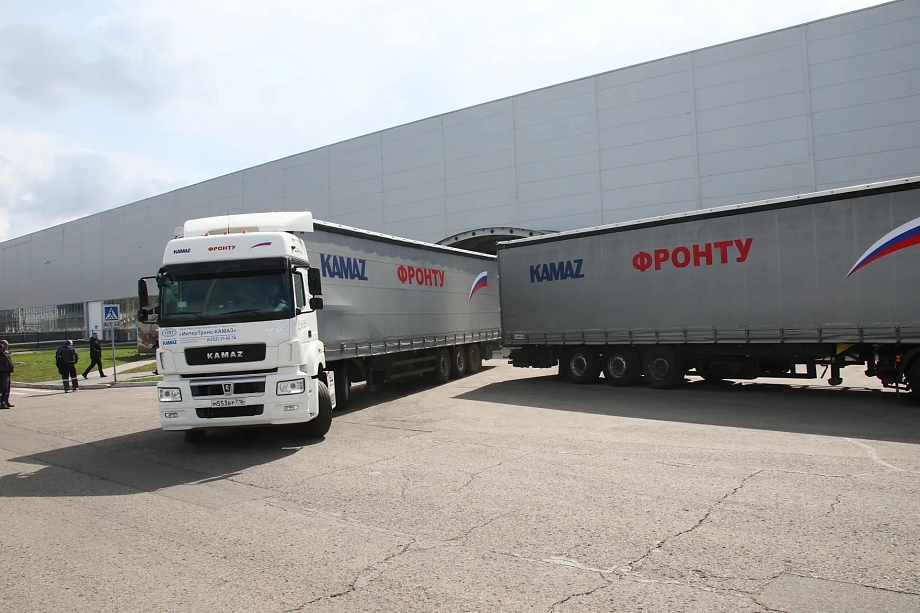 Машины, запчасти, походные бани и чак-чак – «КАМАЗ» отправил в зону СВО 26-й конвой