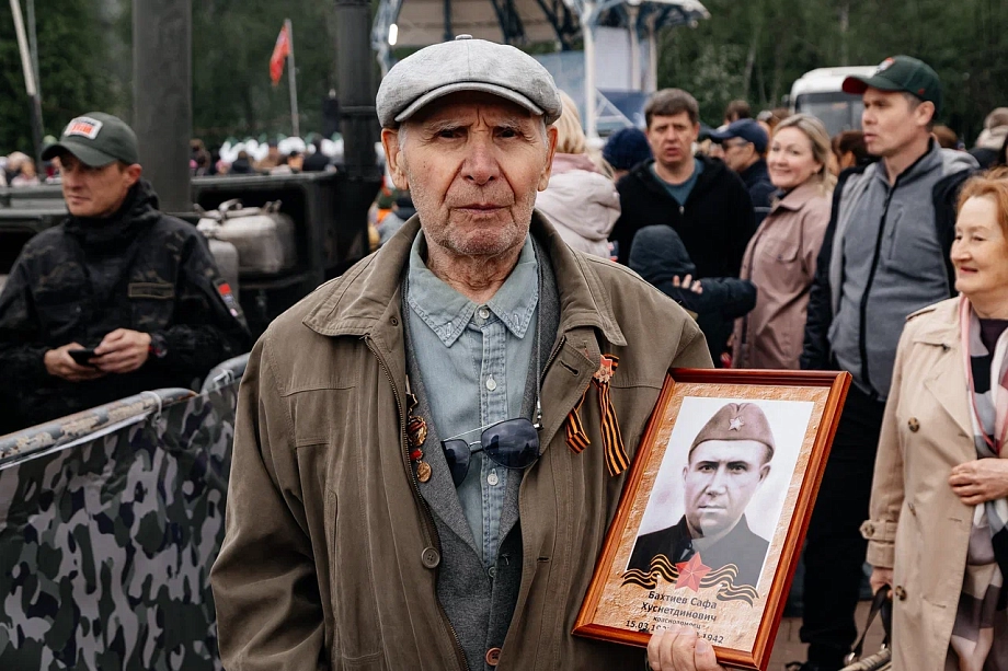 Фото: в День Победы в Челнах угощают солдатской кашей и учат плести сети