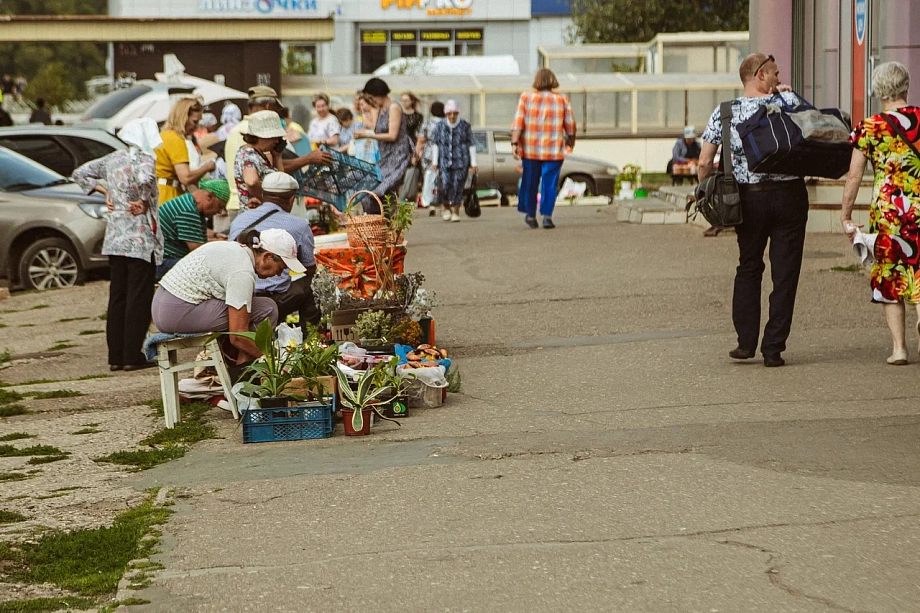 Фото: что и как продают в Челнах уличные торговцы