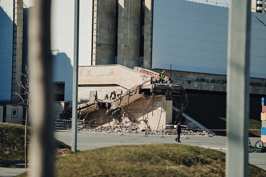 Фото: в Челнах демонтируют часть здания городской мэрии 