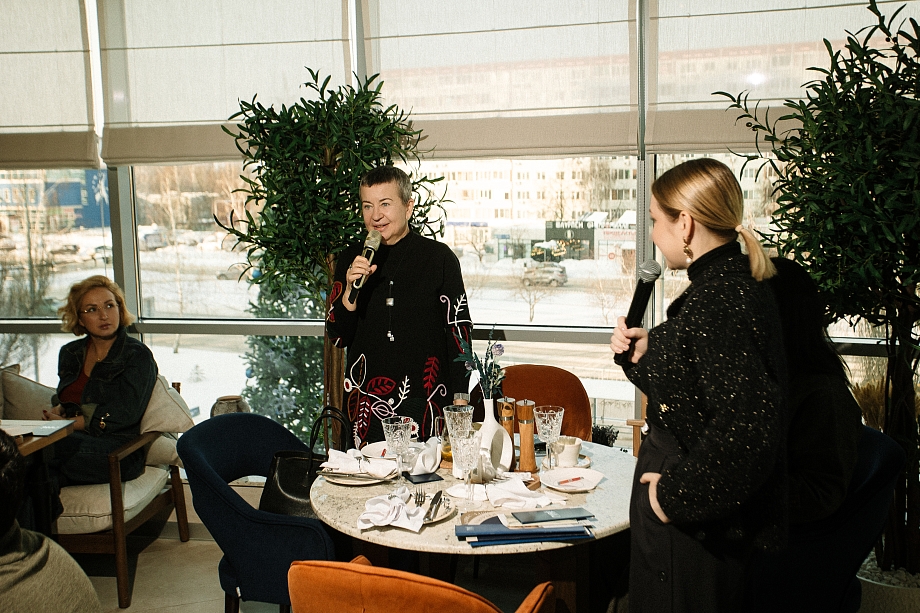 Разговор на бизнес-завтраке Дариной закончился битьем посуды