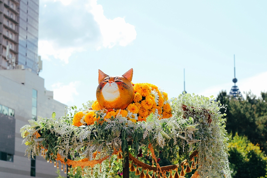 Печь из хлеба, статуи педагогов и глобусы: что показали на фестивале цветов в Челнах