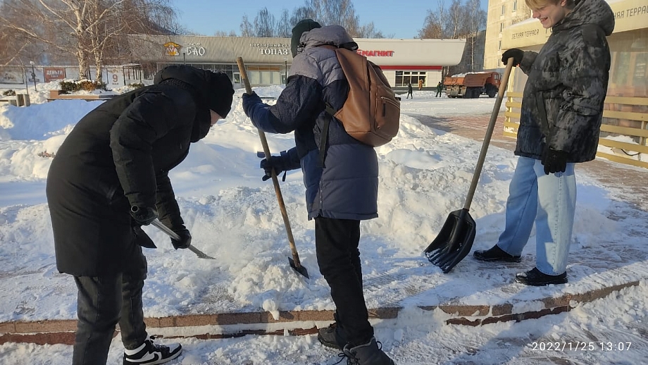 В Татьянин день челнинских студентов вывели на уборку снега