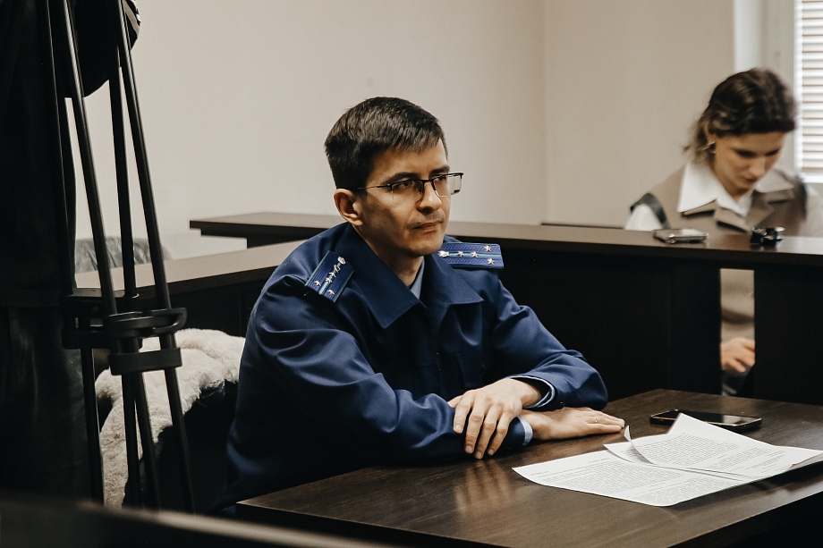 Фото: главу Камских Полян Салахутдинова доставили в суд