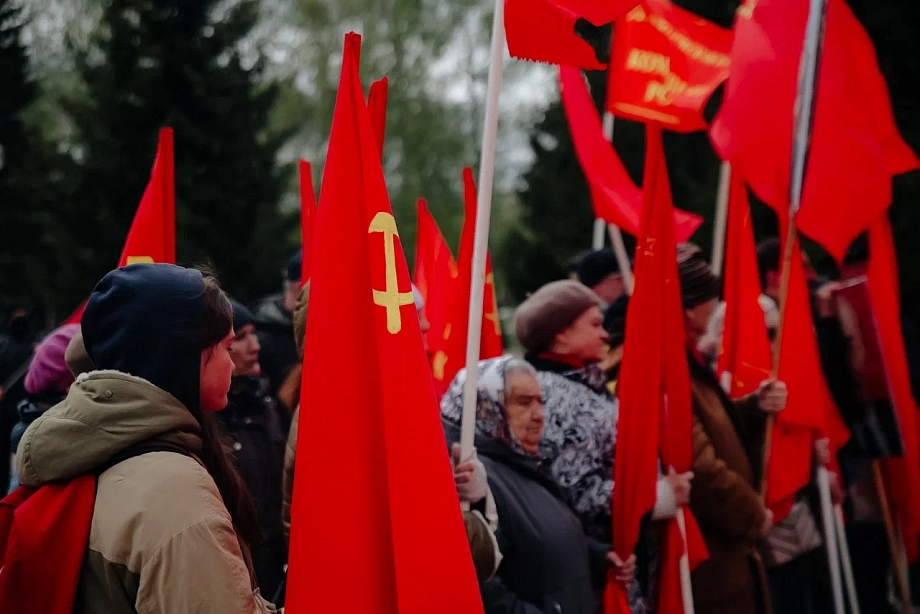 Гурьева вывела коммунистов в парк Победы на первомайский митинг (фото)