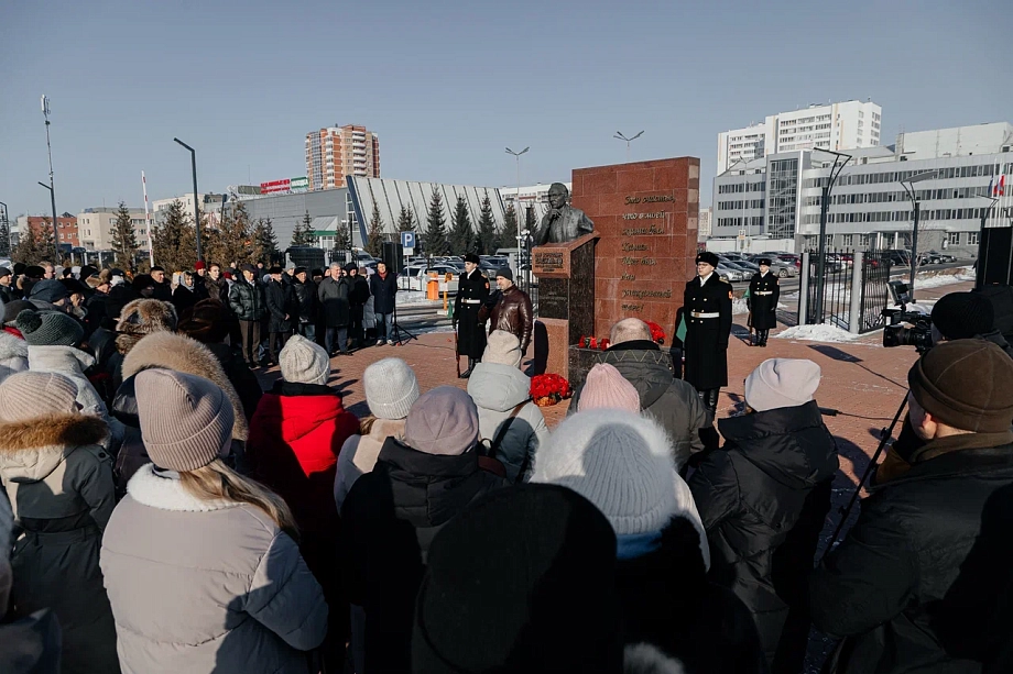 В Челнах возложили цветы в честь первого гендиректора «КАМАЗа» Васильева (фото)