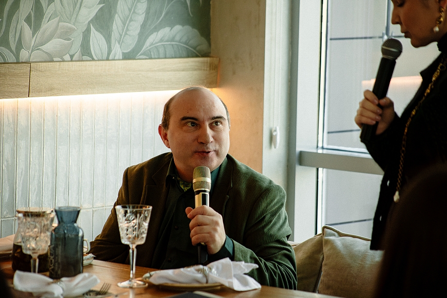 Разговор на бизнес-завтраке Дариной закончился битьем посуды