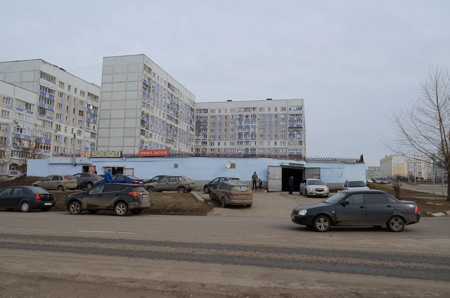 Видео: в Челнах суровый шиномонтажник разбил клиенту машину Видео: в Челнах суровый шиномонтажник разбил клиенту машину