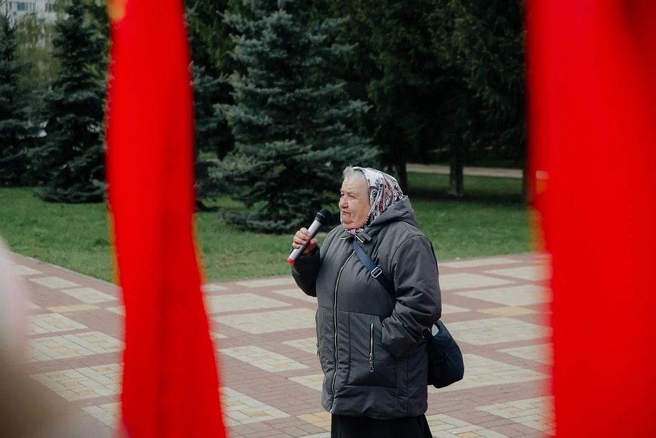 Гурьева вывела коммунистов в парк Победы на первомайский митинг (фото)