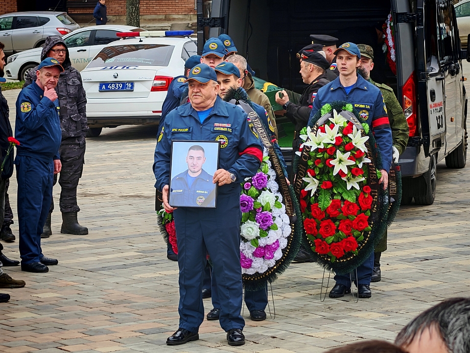 Тысячи скорбящих простились в Нижнекамске с погибшим пожарным