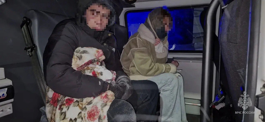 Под Нижнекамском спасли четырех человек, застрявших в овраге на снегоходе