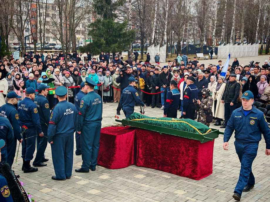 Тысячи скорбящих простились в Нижнекамске с погибшим пожарным