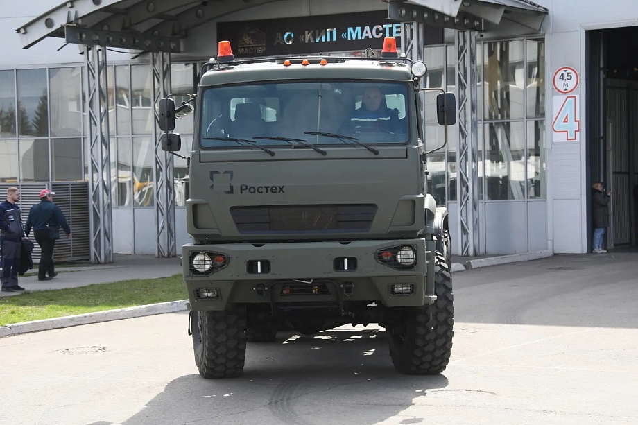 Машины, запчасти, походные бани и чак-чак – «КАМАЗ» отправил в зону СВО 26-й конвой