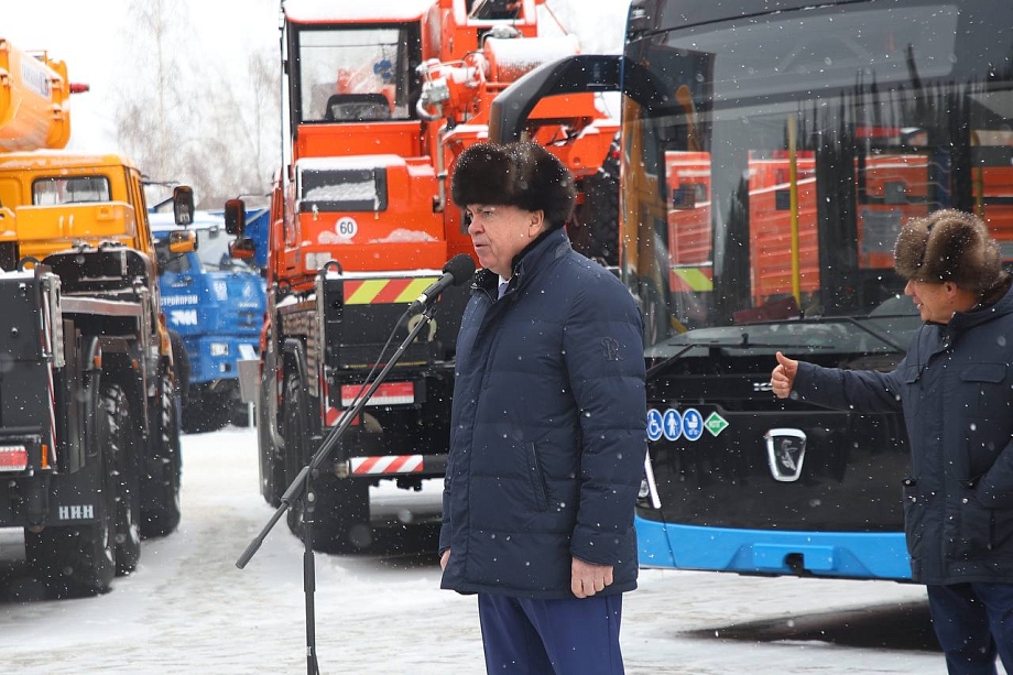 Минниханов передал Челнам первую десятку автобусов из 90 обещанных