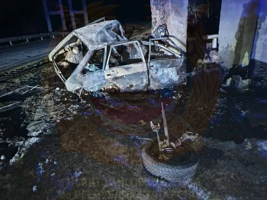 Молодой водитель ВАЗа погиб в аварии под Елабугой, врезавшись в опору моста 