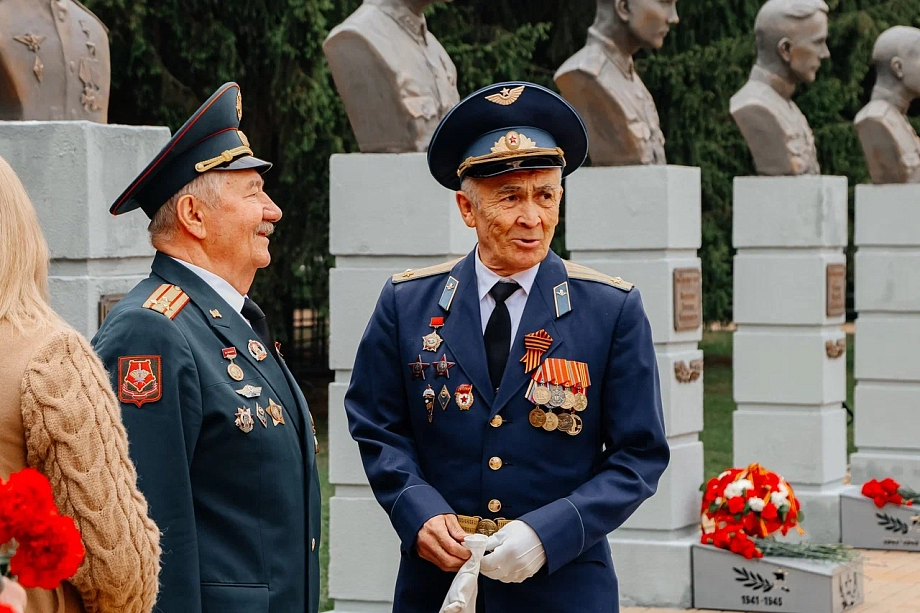 В Челнах почтили память 12 героев, чьи бюсты установлены в парке Победы (фото)