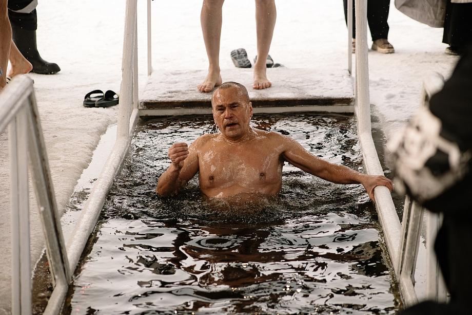 Олег Коробченко окунулся в иордань на Мелекеске в Челнах (фото)