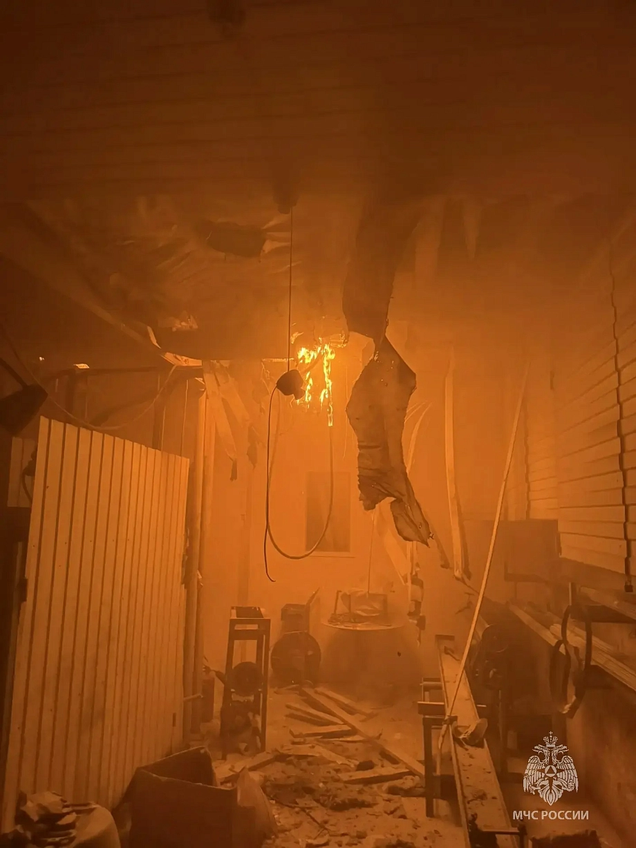 Двое мужчин пострадали на пожаре в Челнах — в гараже загорелись вещи