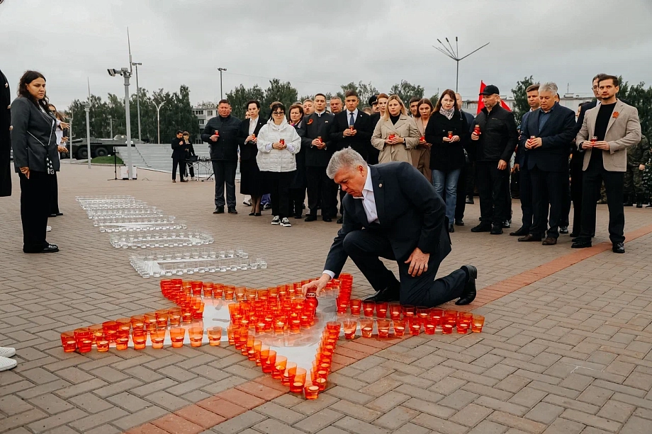 Фото: в Челнах в День памяти и скорби зажгли сотни свечей