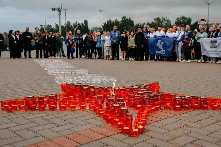 Фото: в Челнах в День памяти и скорби зажгли сотни свечей