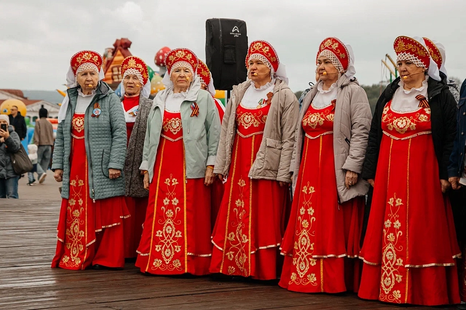 Фото: в День Победы в Челнах угощают солдатской кашей и учат плести сети