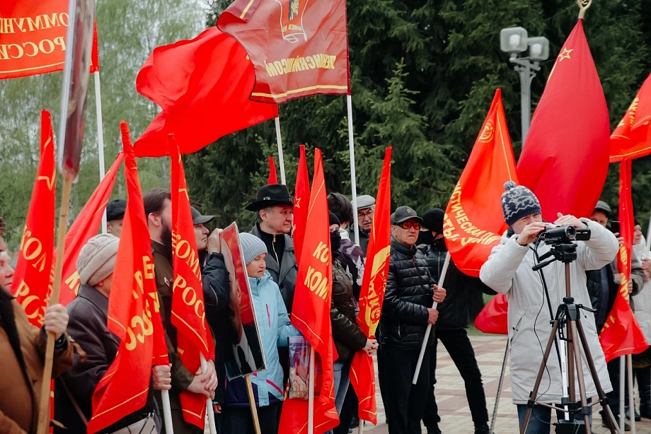 Гурьева вывела коммунистов в парк Победы на первомайский митинг (фото)