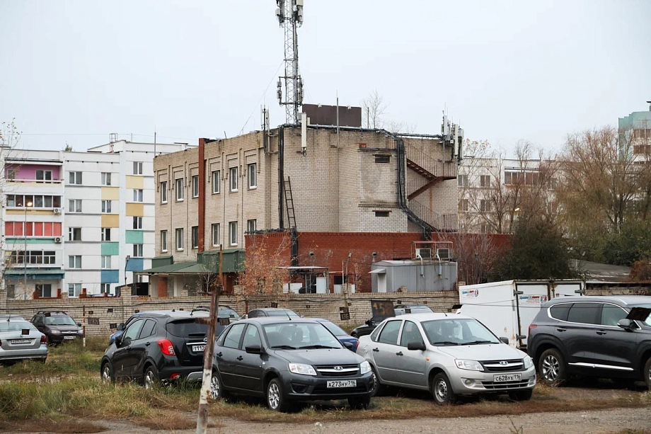 За скандальную землю в 49-м комплексе власти отдали участок с автостоянкой (фото)