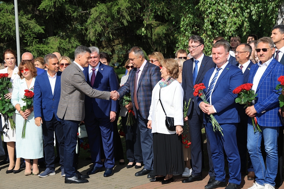 В Челнах на территории БСМП открыли бюст Ренату Акчурину (фото)
