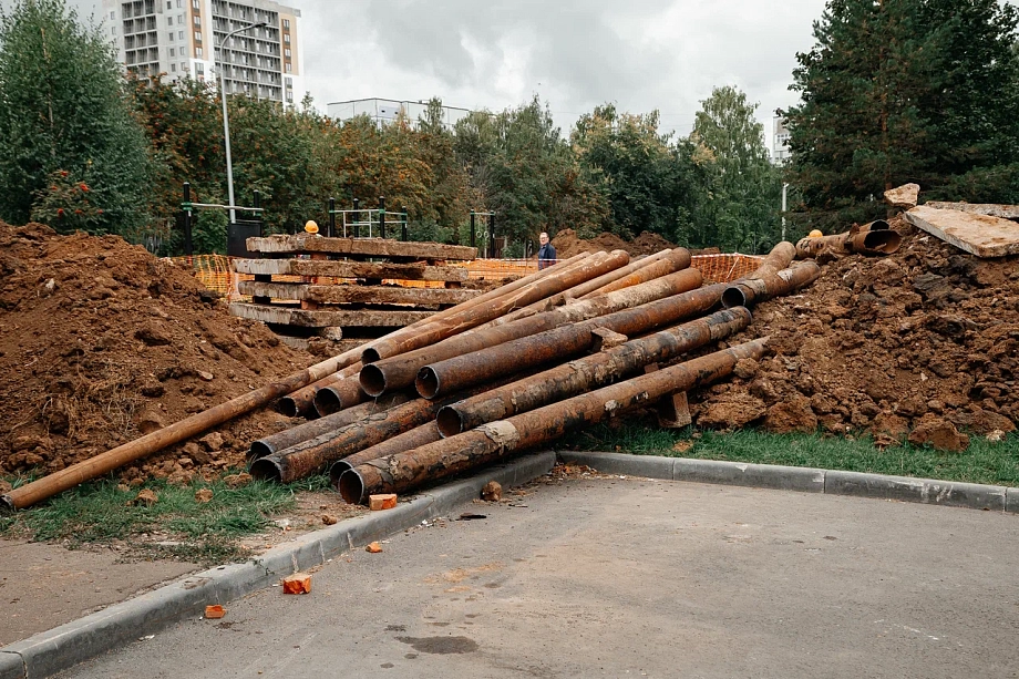 Фото: как в Нижнекамске демонтируют старые сети, которые превратились в труху 