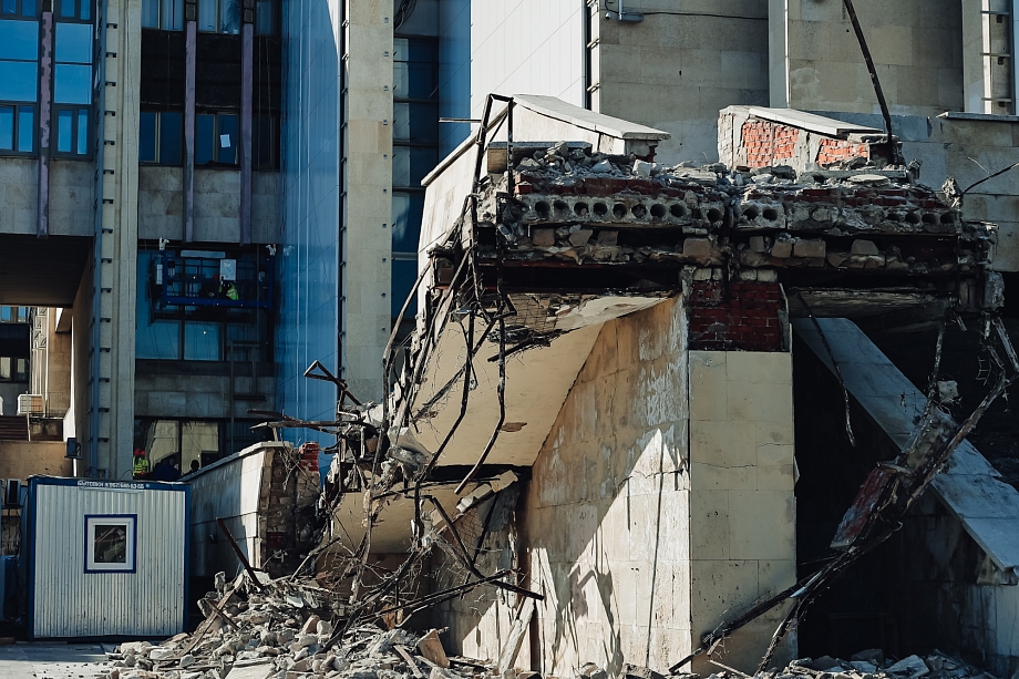 Фото: в Челнах демонтируют часть здания городской мэрии 