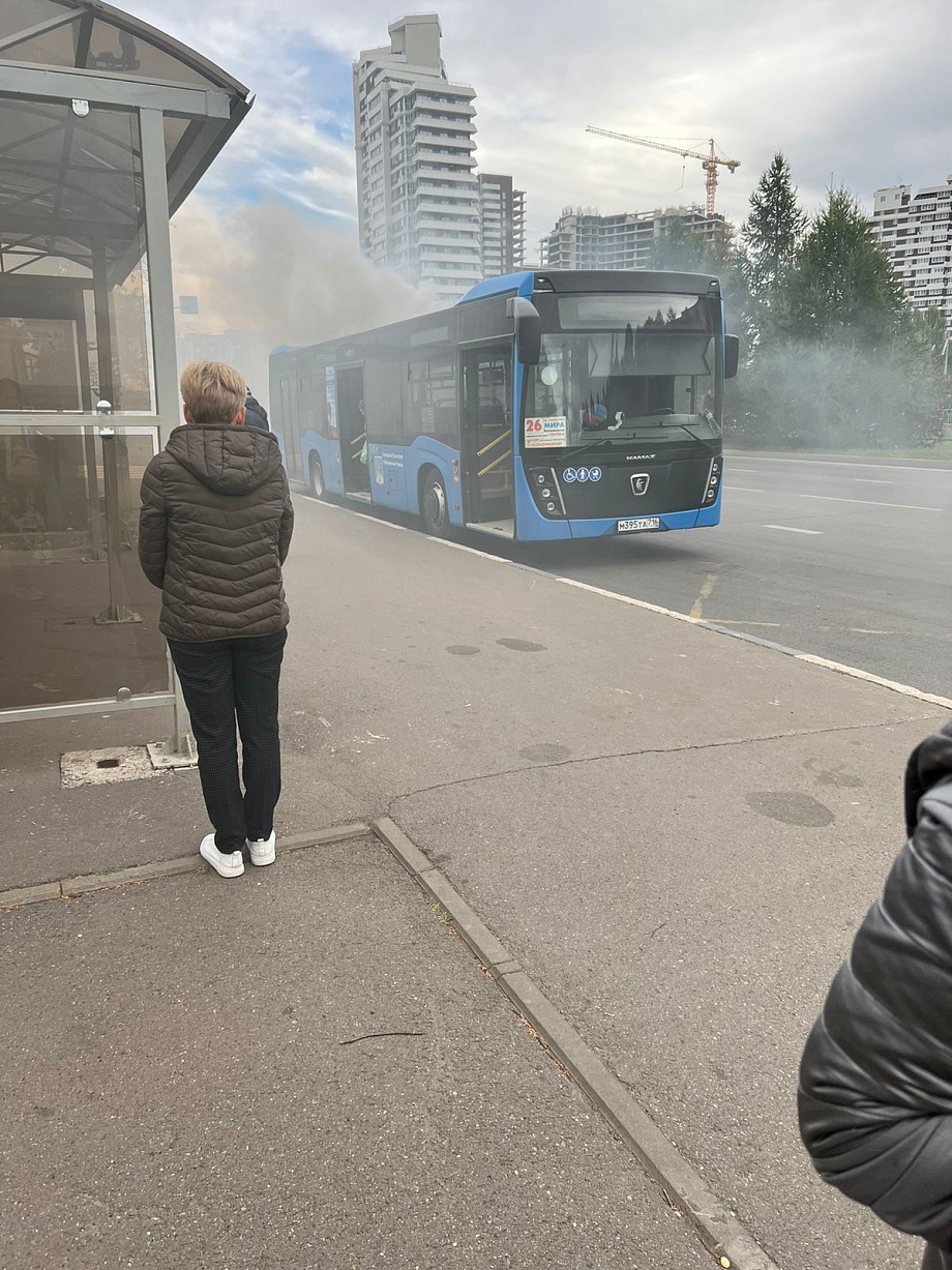 В Челнах на ходу загорелся автобус (видео)