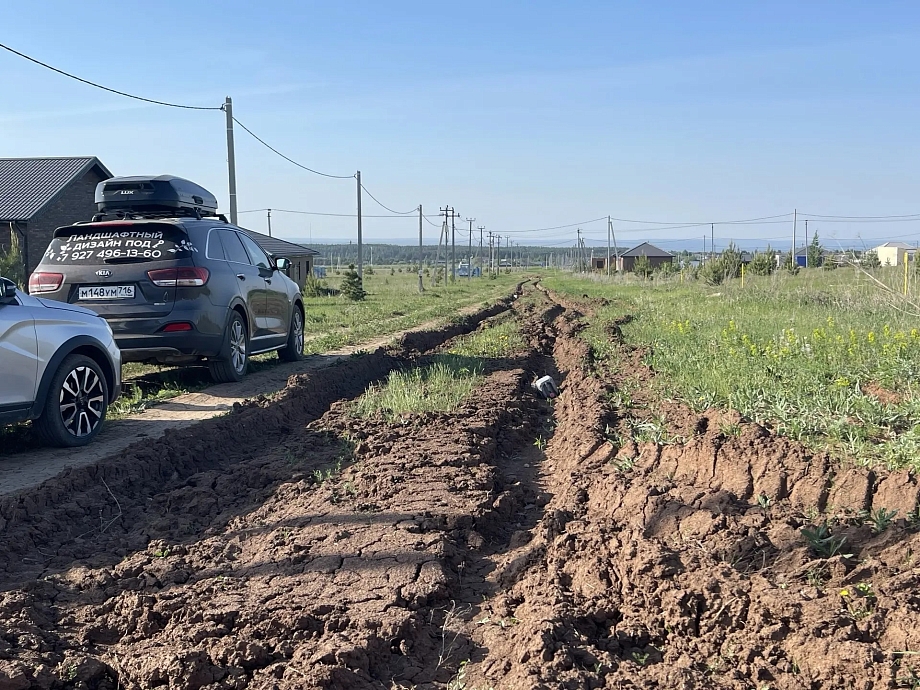 «По этой дороге невозможно доехать! Мы оставляем машину и пешком идем к себе в сапогах или пакеты надеваем на ноги»