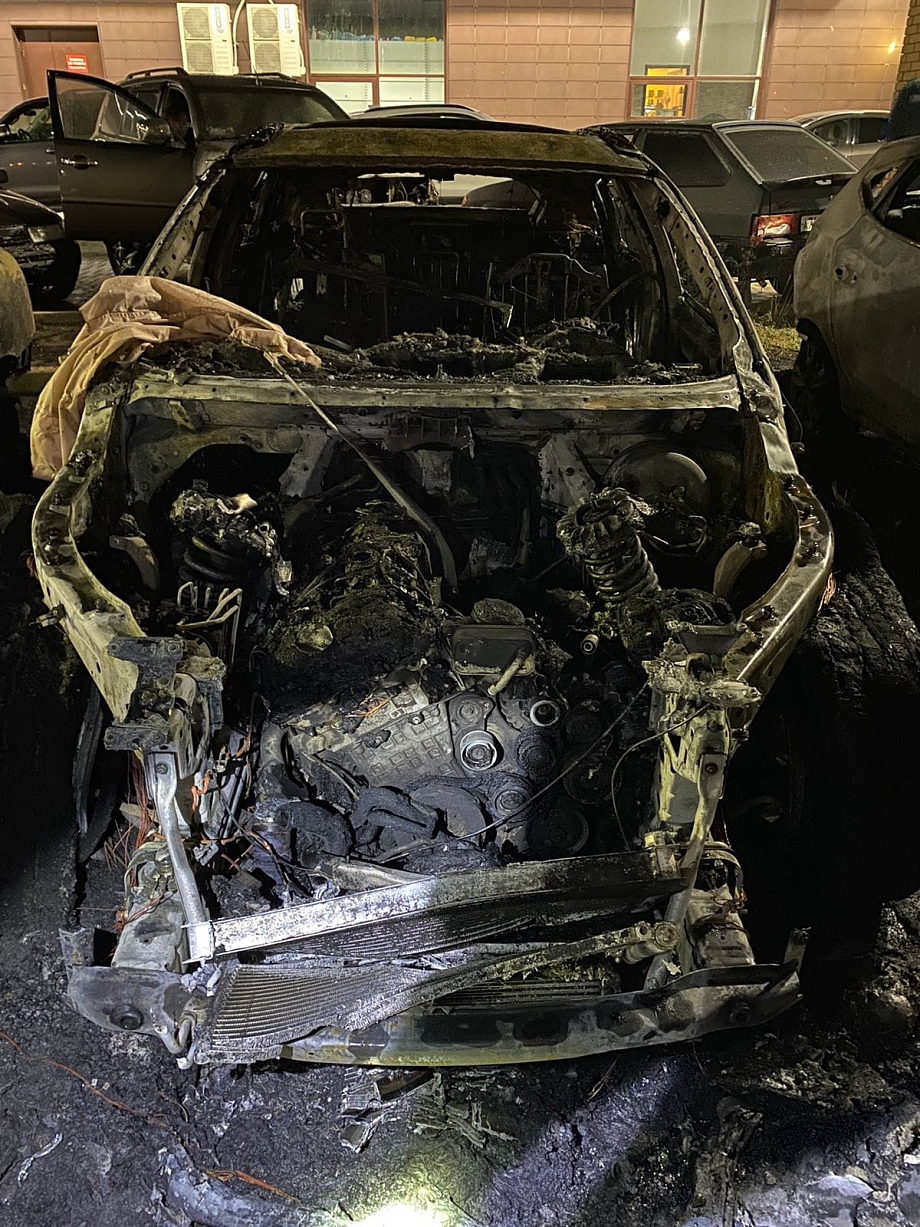 Семь машин загорелись на парковке у дома в Челнах