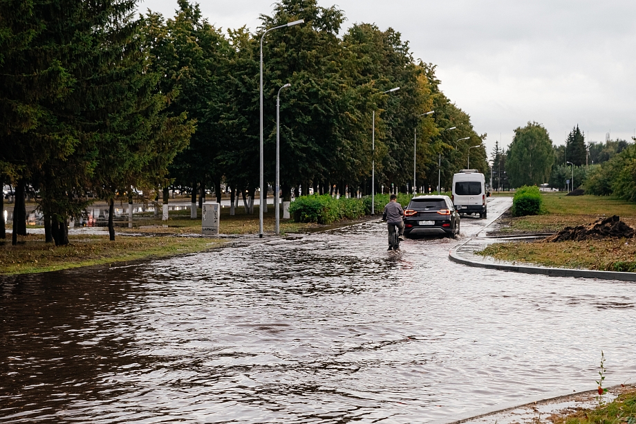  Фото: как город «поплыл» после ливня и встал в пробках