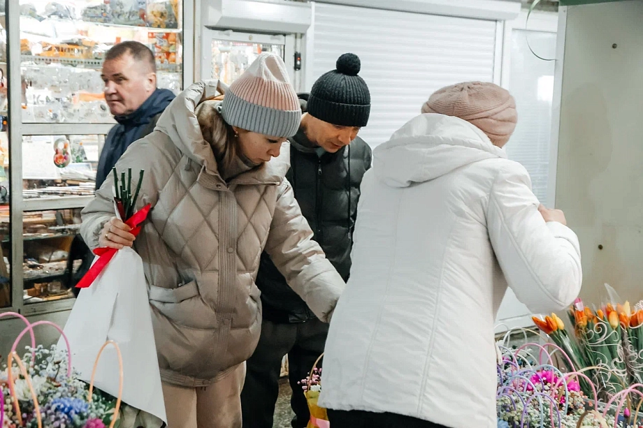 Фото: ажиотаж в цветочных магазинах – челнинцы скупают букеты