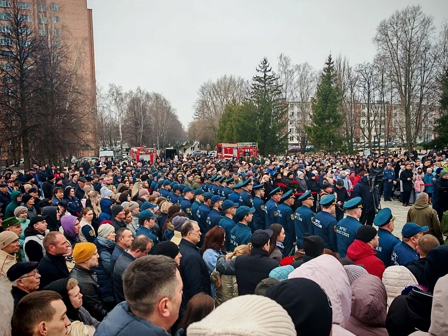 Тысячи скорбящих простились в Нижнекамске с погибшим пожарным
