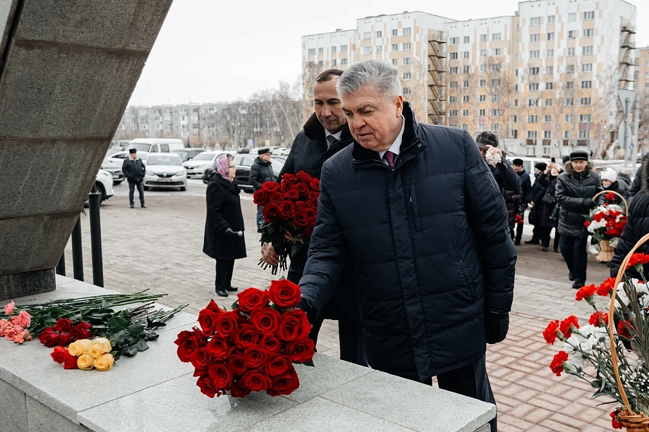 Фото: в Челнах почтили память первого руководителя города Раиса Беляева 