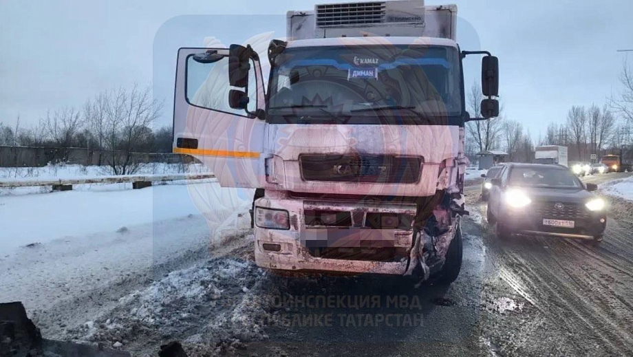 В Челнах водитель легковушки скончался на месте после столкновения с КАМАЗом