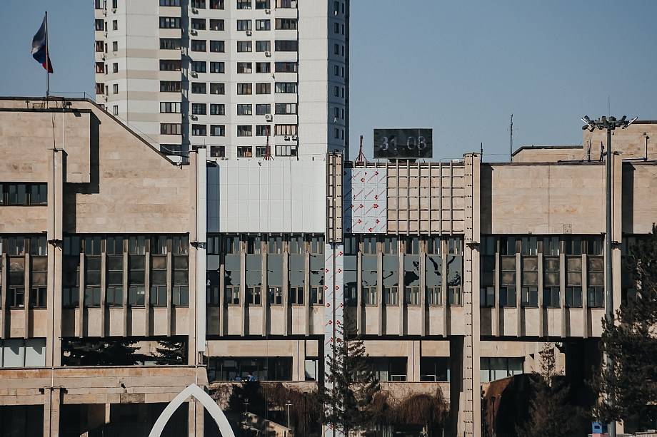 Фото: как, несмотря на протесты горожан, меняется фасад мэрии в Челнах 