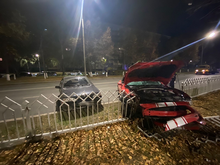 Ford Mustang и два ВАЗа - в Челнах произошло тройное ДТП 