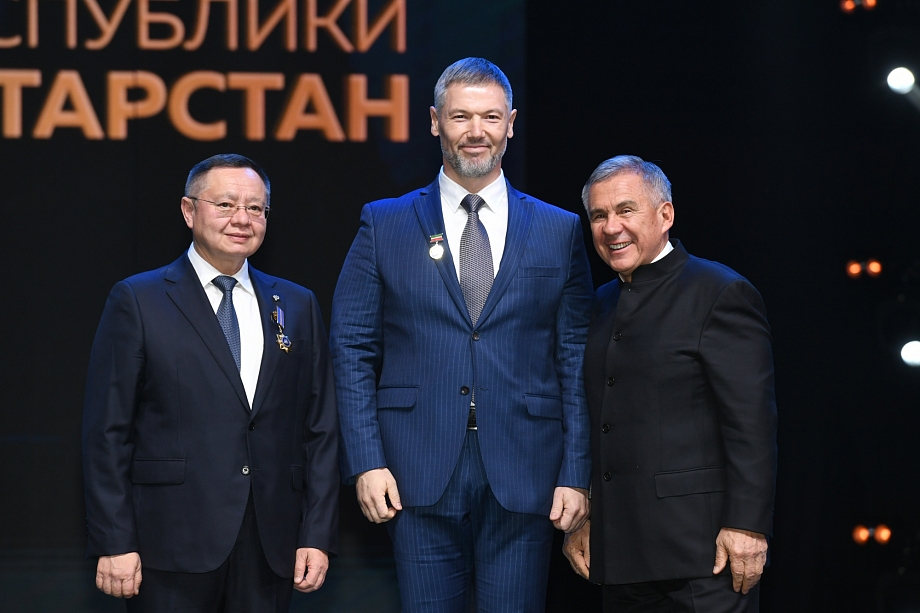 Рустам Минниханов вручил государственную награду главе компании «Евростиль» 