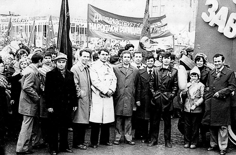 «Мир, труд, май» в Челнах: от массовых шествий до современных реалий