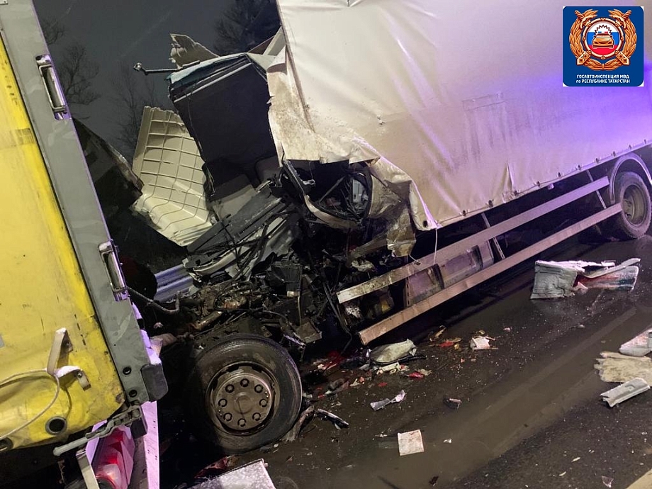 В Челнах грузовик влетел в стоящую фуру – водитель погиб на месте (фото)