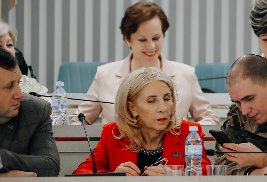 «Неужели мы имеем меньше опыта, менее квалифицированы, не знаем, как принимать решения?..»