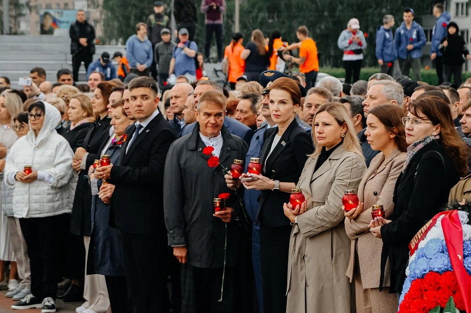 Фото: в Челнах в День памяти и скорби зажгли сотни свечей