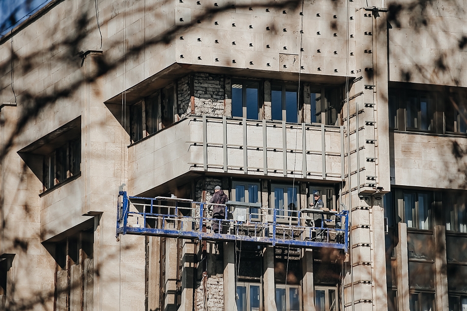 Фото: как, несмотря на протесты горожан, меняется фасад мэрии в Челнах 