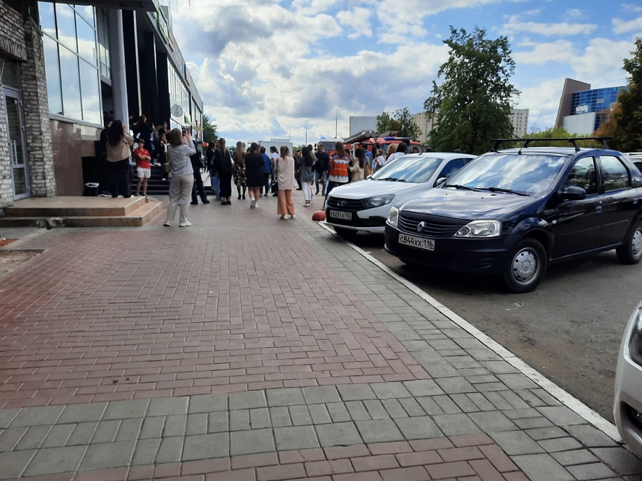 В Челнах эвакуируют людей из торгового центра на проспекте Мира (видео)